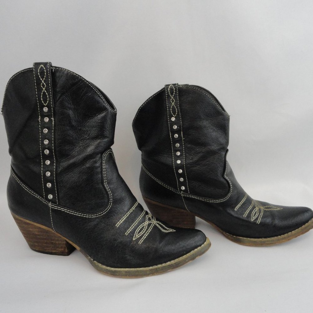 Very Volitile womens boots, size 6. (A21)